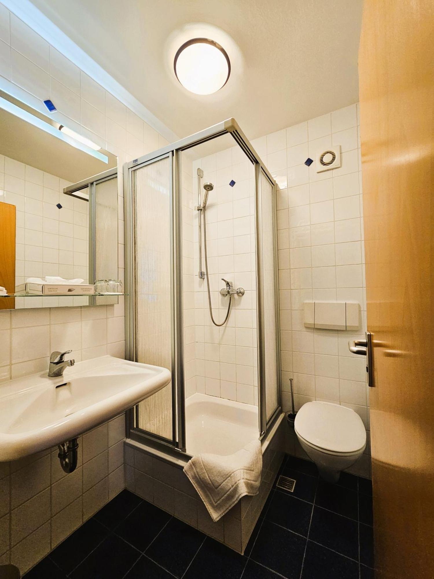 Novitel Pension Pliening - Muenchen Messe Buitenkant foto